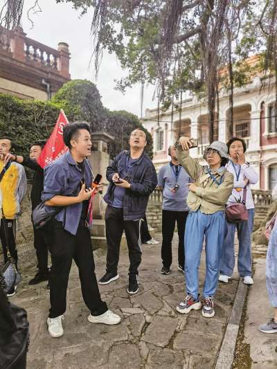 带游客沉浸式“深读”鼓浪屿