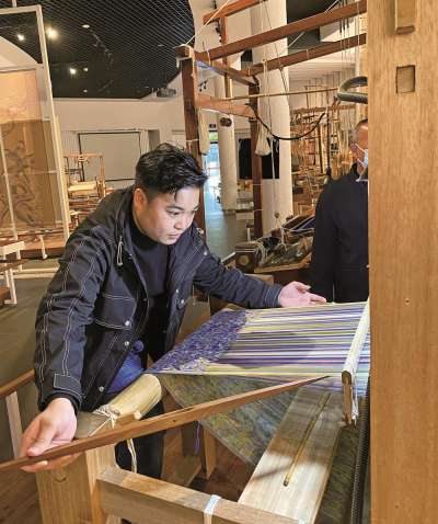 兰培文：“要把壮族织锦传承下去”