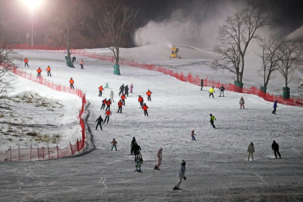 万科松花湖滑雪场夜滑项目受欢迎