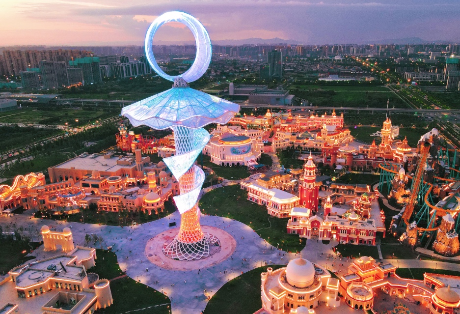 五一假期首日 游客“嗨玩”西安丝路欢乐世界